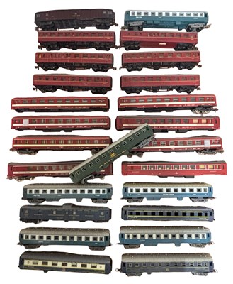 Lot 214 - A collection of various 00 gauge coaches (a/f)