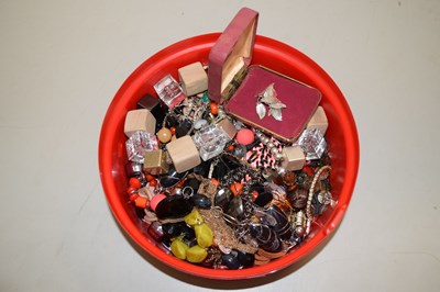 Lot 96 - Box containing a quantity of costume jewellery