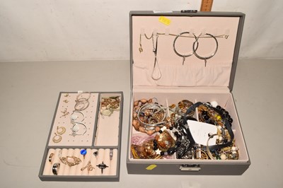 Lot 103 - Box containing a quantity of costume jewellery