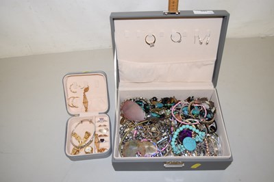 Lot 105 - Box containing a quantity of costume jewellery...