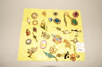 Lot 115 - Quantity of costume jewellery, pendants,...