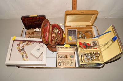Lot 122 - Tray containing a quantity of wristwatches and...