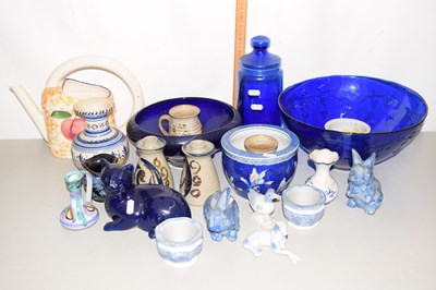 Lot 137 - A group of ceramic wares to include cat,...
