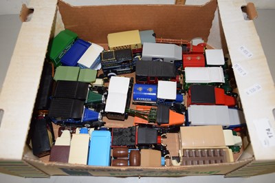 Lot 174 - Box containing a quantity of model cars