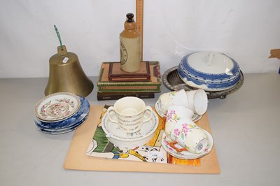 Lot 176 - Mixed lot of ceramics and blue and white...