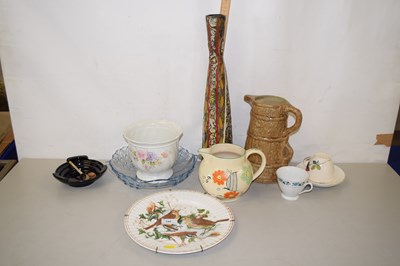 Lot 180 - Mixed lot of ceramics, plate decorated with...