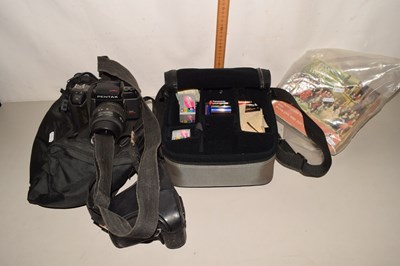 Lot 518 - Bag of cameras including a Pentax example