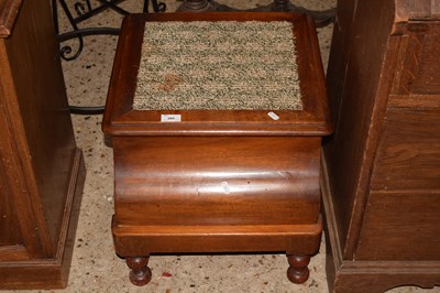 Lot 285 - Mahogany commode