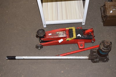 Lot 833 - Quantity of two car jacks