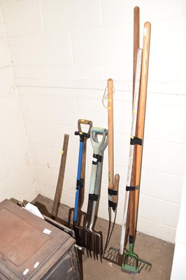 Lot 853 - Quantity of assorted gardening tools to...