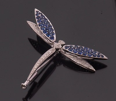 Lot 132 - An 18ct sapphire and diamond dragonfly brooch,...