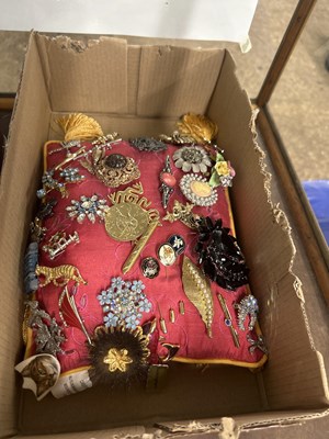 Lot 110 - Vintage brooches