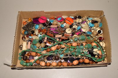 Lot 118 - Box of costume jewellery