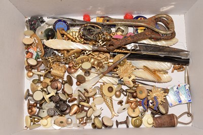 Lot 121 - Box of mixed items to include collar studs,...