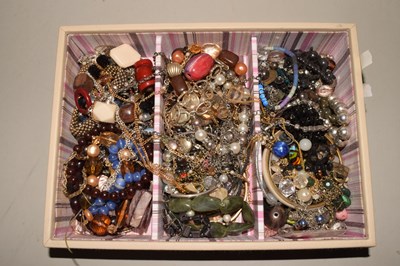 Lot 122 - A box of assorted costume jewellery