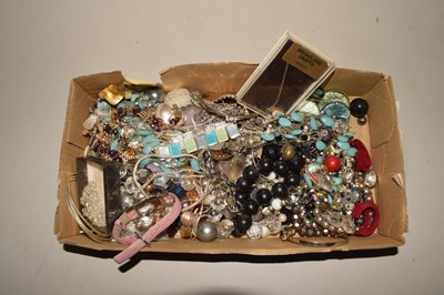 Lot 138 - Box of assorted costume jewellery