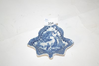 Lot 334 - A Caughley porcelain pickle dish with...