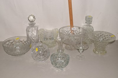 Lot 174 - A collection of various glass bowls, vases,...