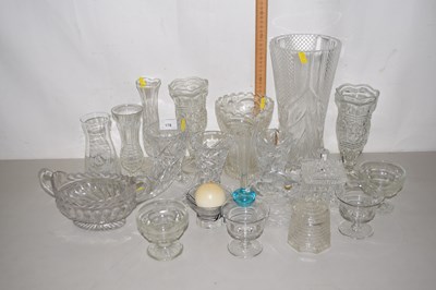 Lot 178 - Mixed Lot: Various glass vases and other items