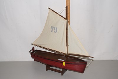 Lot 180 - A model single mast boat