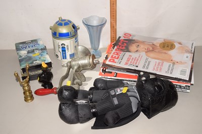 Lot 557 - Mixed lot to include magazines, Star Wars...