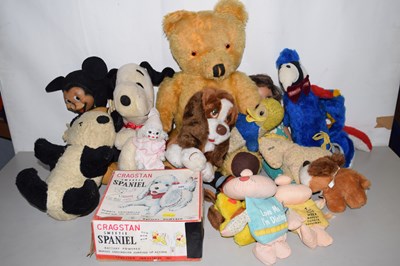 Lot 580 - Assorted soft toys
