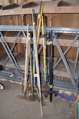 Lot 378 - Quantity of garden hand tools