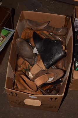 Lot 600 - Assorted wooden shoe lasts