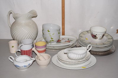 Lot 606 - Mixed lot of ceramics to include dinner wares,...