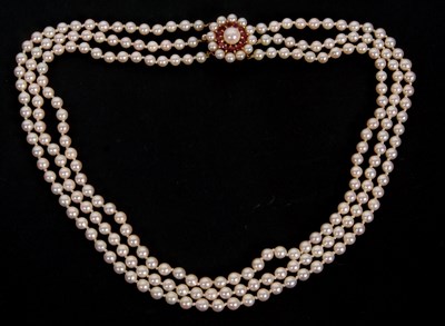 Lot 147 - A three strand cultured pearl necklace with...