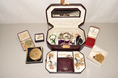 Lot 106 - The remaining costume jewellery, to include...