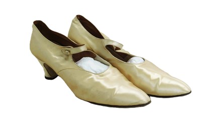 Lot 98 - A pair of mid 20th century pale yellow satin...