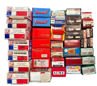 Lot 58 - A large collection of 00 gauge rolling stock...