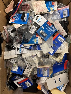 Lot 106 - A large accumulation of model railway building...