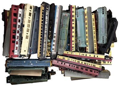 Lot 86 - A large box of 00 gauge model railway carriage...