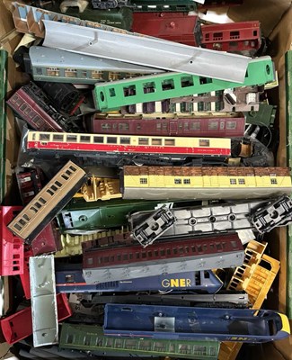 Lot 89 - A large box of 00 gauge rolling stock train parts