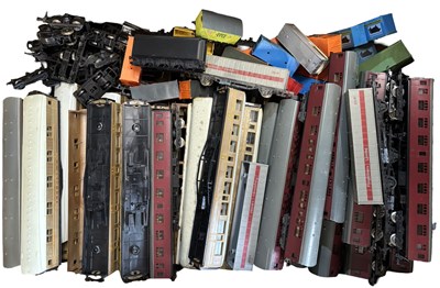 Lot 90 - A large box of 00 gauge rolling stock train...