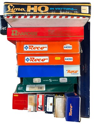 Lot 60 - A large collection of 00 gauge rolling stock...