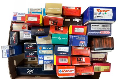 Lot 59 - A large collection of 00 gauge rolling stock...