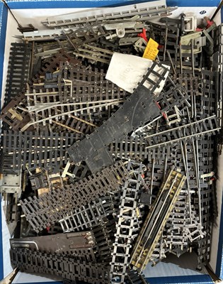Lot 103 - A large collection of various 00 gauge model...