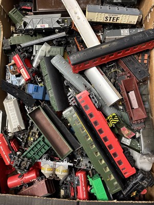 Lot 91 - A large box of mixed rolling stock, a/f