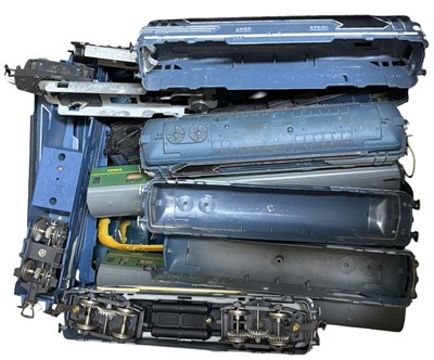 Lot 94 - A collection of various 00 gauge locomotive...