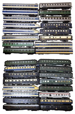 Lot 78 - A large collection of various 00 gauge model...