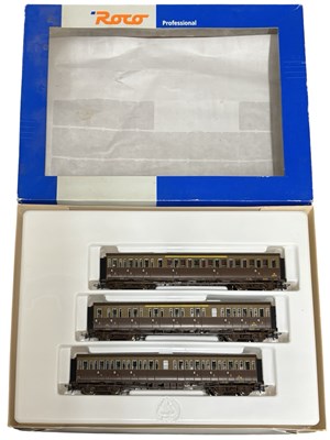 Lot 32 - A boxed Roco 00 gauge coach set in brown livery