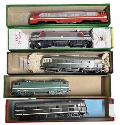 Lot 65 - A collection of various 00 gauge engines