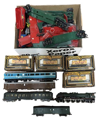 Lot 63 - A  box of various 00 gauge rolling stock,...