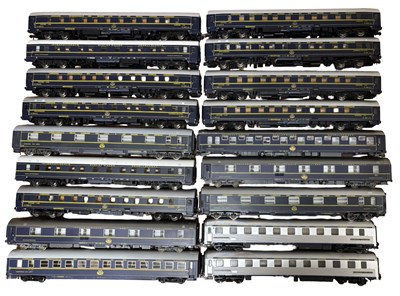 Lot 77 - A large quantity of various H0 gauge European...