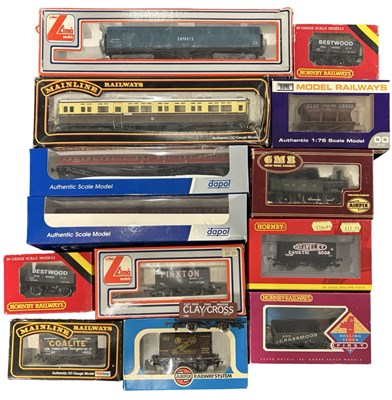 Lot 197 - A mixed lot of various boxed 00 gauge coaches...