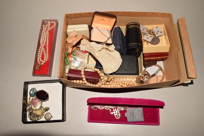 Lot 108 - A box of assorted costume jewellery