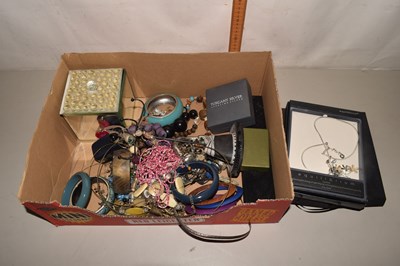 Lot 113 - Box of assorted costume jewellery